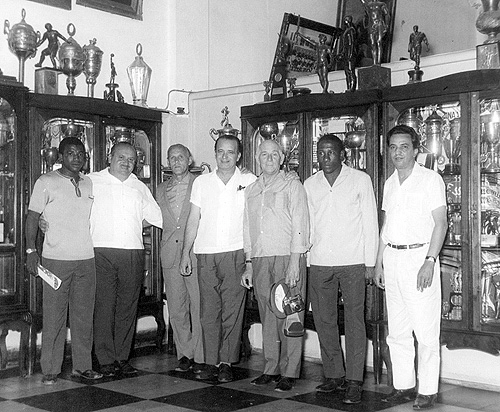 Salão de troféus do Palmeiras, 1964: Ademar Pantera (o primeiro), o técnico Aimoré Moreira (o terceiro), Djalma Santos (penúltimo) e Arnaldo Tirone (o último). Era a apresentado do matador Pantera, contratado junto à Prudentina. 