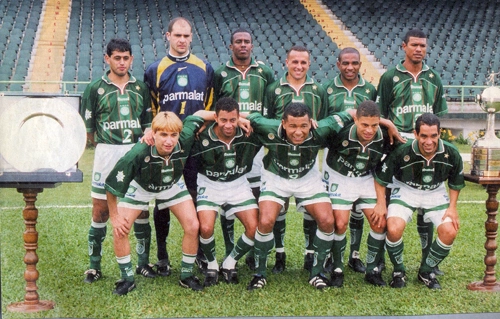 Este Palmeiras conquistou a Taça Libertadores de 1999 após uma final emocionante contra o Deportivo Cali. Em pé estão Arce, Marcos, Roque Júnior, Rogério, César Sampaio e Júnior Baiano; agachados vemos Paulo Nunes, Júnior, Oséas, Alex e Zinho