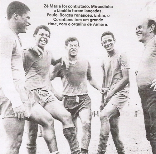 Em 1970 a revista Placar dava um alento para a Fiel Torcida, já sufocada pelo jejum de títulos que chegava a 16 anos. Noticiava que o Corinthians estava montando um belo time, com a chegada de Zé Maria, os lançamentos ao time de cima de Lindóia e Mirandinha, o renascimento de Paulo Borges e a felicidade de Aimoré Moreira. Na foto vemos os cinco, pela ordem Zé Maria, Mirandinha, Lindóia, Paulo Borges e Aimoré Moreira