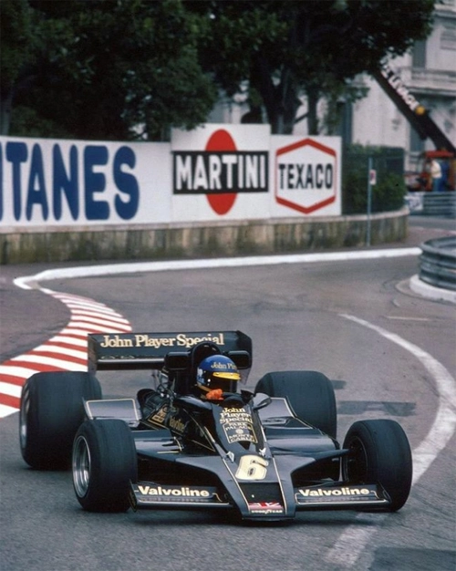 Com sua linda Lotus-Ford durante o GP de Mõnaco de 1978, disputado no dia 7 de maio. Peterson largou em sétimo mas abandonou com problema de câmbio. A vitória foi do francês Patrick Depailler (1944-1980), com Tyrrell-Ford. Aliás, esta foi a primeira das duas vitórias de Depailler na F1. Foto: Reprodução