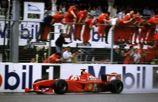 Comemora&ccedil;&atilde;o dos mec&acirc;nicos da Ferrari no final do GP da Alemanha de 2000, primeira vit&oacute;ria de Barrichello na F1. Foto: Divulga&ccedil;&atilde;o