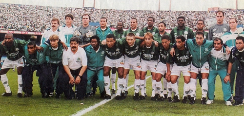 O Verdão levantou a Copa do Brasil em 1998 ao vencer o Cruzeiro no Morumbi por 2 a 0. O gol que garantiu a taça saiu apenas aos 44 minutos da etapa final e foi marcado por Oséas. Nesta foto vemos, em pé, Carlos Pracidelli, o segundo (preparador de goleiros), Velloso, Agnaldo, Neném, Rogério, Roque Júnior, Júnior, Cléber, Cris e Marcos; agachados estão, observando-se apenas os jogadores, Almir, Pedrinho, Darci, Oséas, Galeano, Paulo Nunes, Alex, Zinho e Arilson