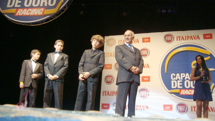 Bird Clemente em 13 de dezembro de 2010. O mito brasileiro das pistas ao lado de jovens pilotos de kart, na entrega do Prêmio Capacete de Ouro da Revista Racing na Via Funchal, Vila Olímpia, zona sul de São Paulo. Foto: Marcos Júnior/Portal TT