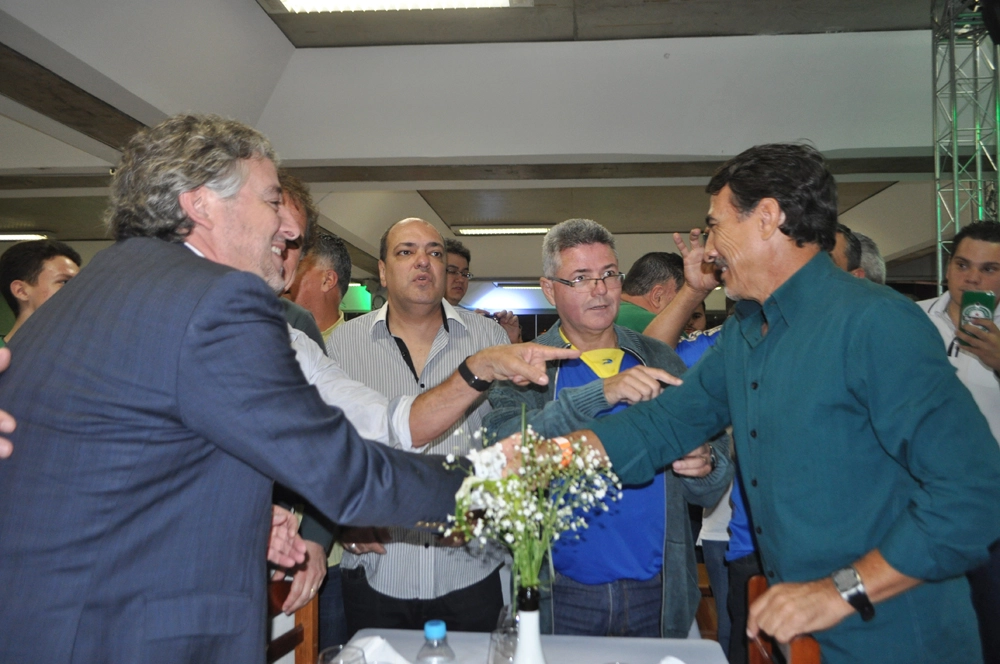 Em 26 de setembro de 2015, cumprimentando o ex-goleiro Gilmar na festa de veteranos do Palmeiras, no restaurante do clube. Foto: Marcos Júnior/Portal TT