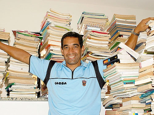 Após parar com o futebol, Zinho fez parte da diretoria do Nova Iguaçu, equipe da Baixada Fluminense. Nesta foto, aparece na sede do clube cercado de livros por todos os lados

