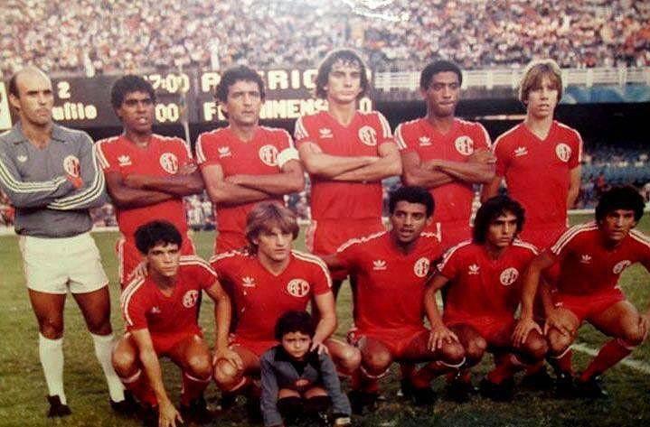 Equipe do América-RJ em 1985, posando antes de partida contra o Fluminense, no Maracanã. Em pé, da esquerda para a direita: Waldir Peres, Bet?o,Tec?o, Pagani,Serginho e Denys.Agachados: Renato,Cléo, Moreno, Gaúcho e Ademir. Foto: arquivo pessoal de Cléo Hickmann