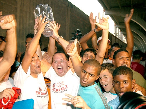 Última glória. Zinho levanta a taça de campeão carioca da segunda divisão do Campeonato Carioca de 2005. O título levou o clube da Baixada Fluminense para a elite no ano seguinte. Foto: site do Nova Iguaçu
