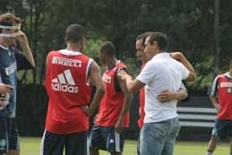 Zinho reencontrou Edmundo, com quem conquistou o bicampeonato nacional em 93/94. Eles também trabalharam juntos no Nova Iguaçu, em 2005. Foto: Fábio Menotti/Site Oficial do Palmeiras
