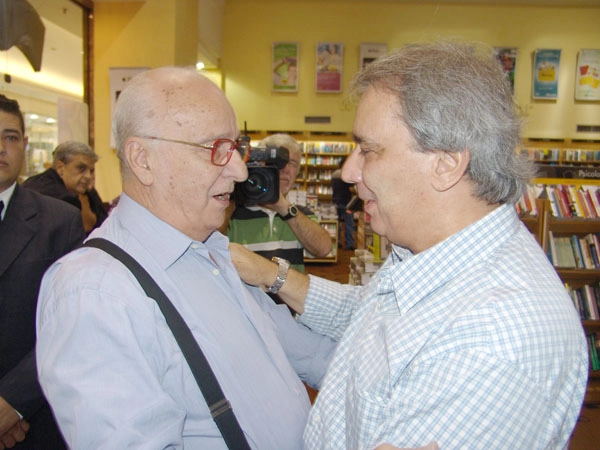 Bird Clemente, uma das maiores lendas do automobilismo brasileiro em todos os tempos emocionou uma vez mais o amigo Reginaldo Leme com sua presença na noite de 14 de março de 2011, ocasião do lançamento da 19ª edição do Anuário AutoMotor. Foto: Marcos Júnior/Portal TT