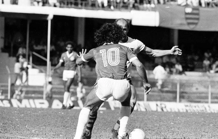 Inter e Atlético-PR em 1979, no Paraná. Batista é o camisa 10 do Inter, tentando passar por Lance, meia do Furacão. Atrás, à esquerda, Mauro Pastor. Foto: História do Sport Club Internacional 