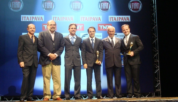 Grandes nomes do automobilismo nacional e internacional no palco da Via Funchal, na noite de 12 de dezembro de 2011, data da 15ª edição do Capacete de Ouro, em São Paulo. Da esquerda para a direita: Roberto Pupo Moreno, Paulo Gomes, Felipe Giaffone, Felipe Massa, Bird Clemente e Rubens Barrichello. Foto: Marcos Júnior/Portal TT