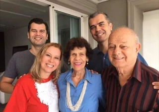 O casal Altamir e Cenira ao lado da filha Jussara e dos filhos Homero e Altamir. Foto: arquivo pessoal 