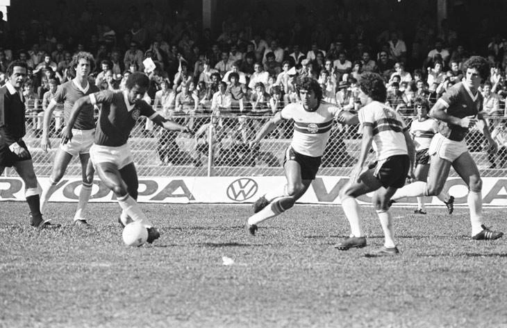 Inter x Coritiba em 1978. Jair está com a bola, diante de dois jogadores do Coxa. Atrás, à esquerda, Falcão. À direita, o outro jogador do Inter é Adilson. Foto: História do Sport Club Internacional 