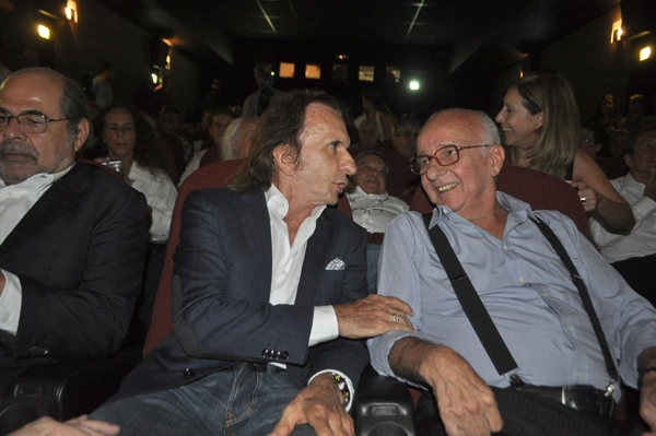 Emerson conversa com o amigo Bird Clemente, na noite de 27 de fevereiro de 2012, na sala de cinema do Conjunto Nacional, quando foram homenageados no Velocult. À esquerda, Paulo Gomes, primeiro campeão da Stock Car. Foto: Marcos Júnior/Portal TT