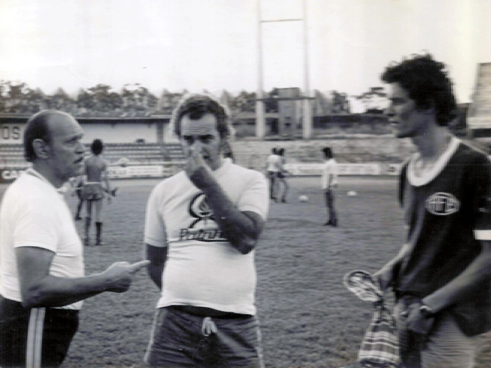 Aymoré Moreira (à esquerda) e um membro da comissão técnica conversam com Sérgio Miranda (à direita). Foto enviada por Alexandre Varrone