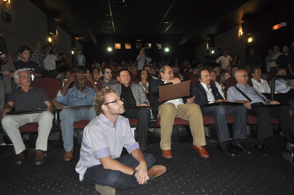 Sentados, da esquerda para a direita, os dois primeiros são Chiquinho Lameirão e Miguel Crispim. O terceiro é Paulo Gomes, seguido por Emerson Fittipaldi e Bird Clemente. A foto é do evento Velocult, em 27 de fevereiro de 2012, em São Paulo. Foto: Marcos Júnior/Portal TT