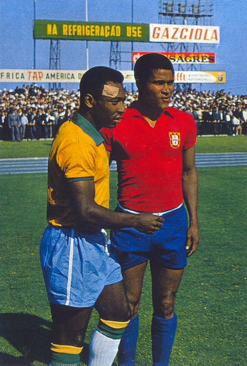 Pelé e Eusébio juntos antes de duelo entre Brasil e Portugal na década de 1960 disputado em campo luso