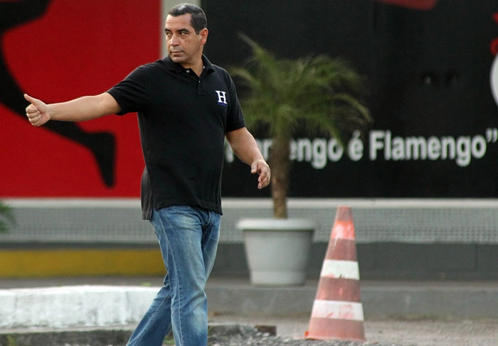 Veja em julho de 2012, Zinho, gerente de futebol do Flamengo, passeando pela Gávea. Foto: VIPCOMM