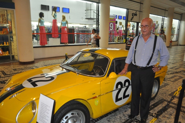 Bird ao lado de sua lendária Berlineta Willys-Interlagos, no Conjunto Nacional, em 27 de fevereiro de 2012. Foto: Marcos Júnior/Portal TT