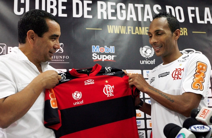 Em 7 de agosto de 2012, o diretor de futebol Zinho entrega a camisa do Flamengo a Liedson, reforço Rubro-Negro para a temporada. Foto: VIPCOMM