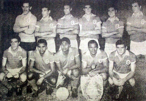 Vejam o Benfica que perdeu para o Santos no Rio de Janeiro por 3 a 2 a primeira decisão do Campeonato Mundial de 1962. O goleiro é Rita. Agachados, José Augusto é o primeiro, Eusébio é o terceiro, o quarto é Coluna e o quinto é Simões