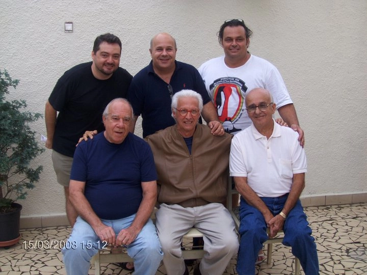 À frente, três lendas do automobilismo brasileiro: Luiz Pereira Bueno, Chiquinho Lameirão e Bird Clemente. Atrás, os amigos Flávio Ribeiro, Ciro Margoni e Ronaldo Nazar, em 15 de março de 2008. Foto: arquivo pessoal de Bird Clemente