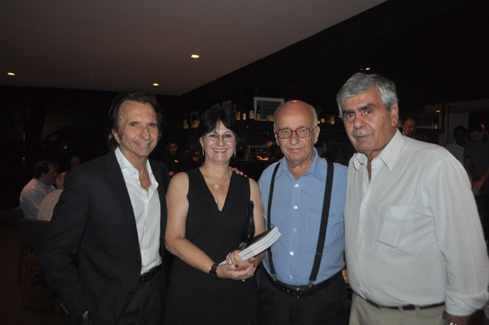 Emerson Fittipaldi, o casal Maria Luiza e Bird Clemente e o ex-piloto e jornalista Bob Sharp. O encontro aconteceu na noite de 22 de outubro de 2012 na Sala Vip, pizzaria localizada no bairro de Moema, zona sul de São Paulo, que recebeu convidados e amigos de Claudio Carsughi na noite de lançamento de seu livro. Foto: Marcos Júnior/Portal TT