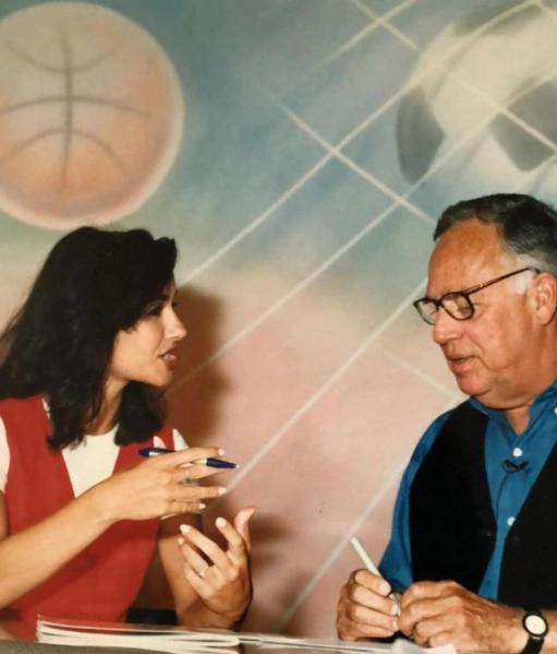 Em 1997, então no SporTV, Renata Cordeiro conversa com Armando Nogueira. Foto: arquivo pessoal de Renata Cordeiro