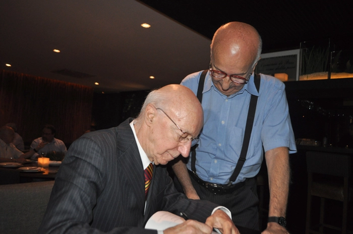 Claudio Carsughi autografa seu livro 