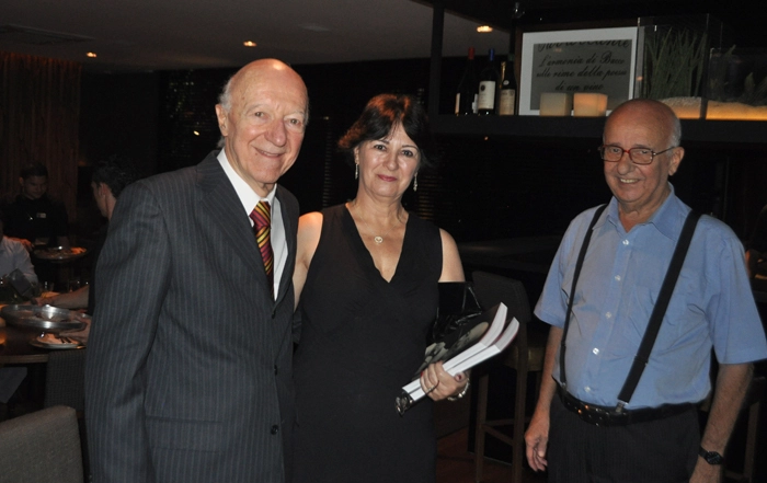 Carsughi e o casal Maria Luiza e Bird Clemente, que foram prestigiar o jornalista na noite do lançamento de seu livro, em 22 de outubro de 2012. Foto: Marcos Júnior/Portal tT