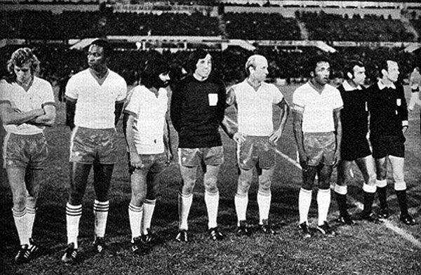 Em 1973, no Estádio da Luz, em Portugal, o time contava com, da esquerda para direita: Keiser, Badeco, Geroge Best, o goleiro Gordon Banks, Bobby Charlton e Paulo César Cajú 