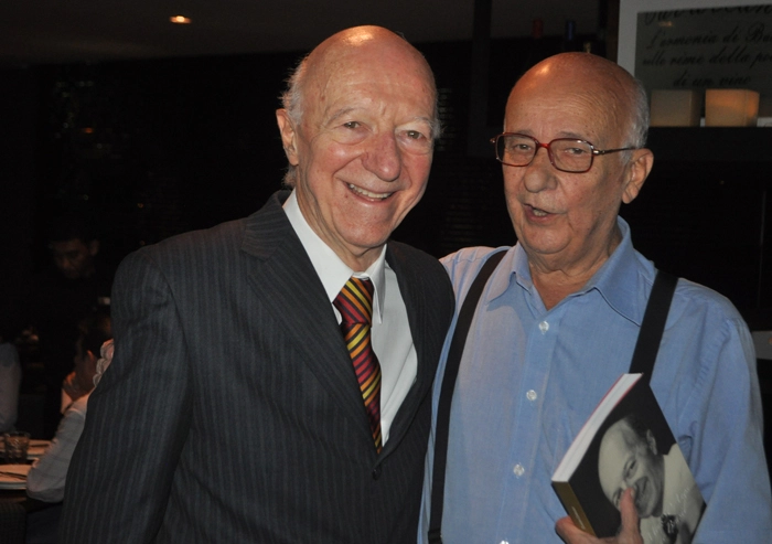 Claudio Carsughi e Bird Clemente: muitas histórias do automobilismo nacional foram vividas pelos dois amigos. Na imagem, em 22 de outubro de 2012, lançamento do livro 