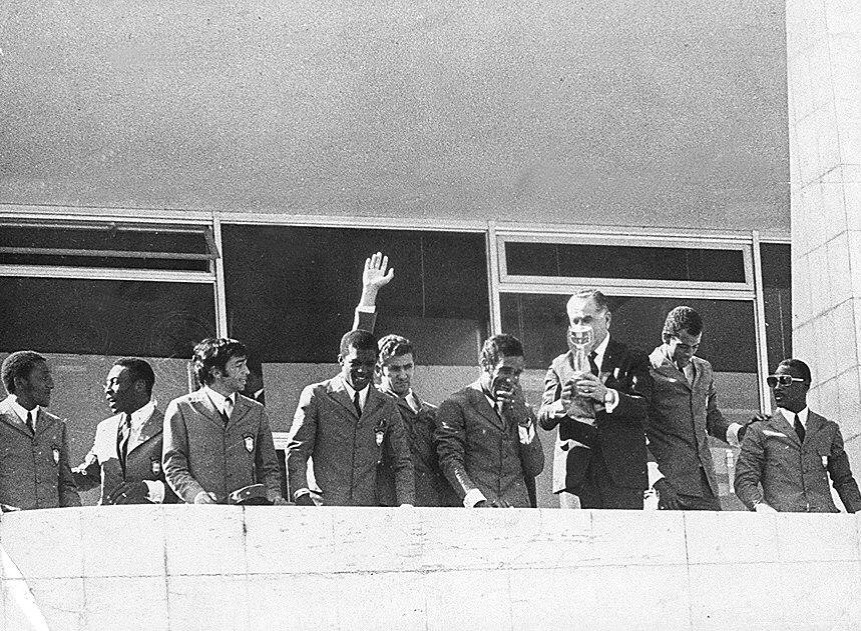 Ap&oacute;s a Copa do Mundo de 1970. Da esquerda para a direita, Paulo C&eacute;zar Caju, Pel&eacute;, Roberto Miranda, Marco Antonio, Baldochi, Brito, Presidente M&eacute;dici, Jos&eacute; Fontana Anchieta e Everaldo. Foto enviada por Moises Bueno