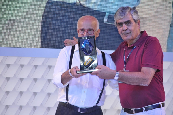 Amigos de longa data, Bob Sharp, à direita, entrega troféu ao amigo Bird Clemente, em 29 de outubro de 2012, durante evento em que a Renault homenageou os pilotos que fizeram história com os carros da montadora francesa. Foto: Marcos Júnior/Portal TT