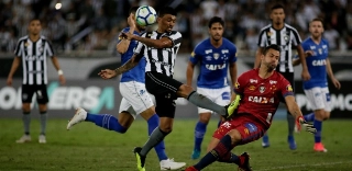 Fábio brilha, Cruzeiro segura empate e amplia crise no Botafogo
