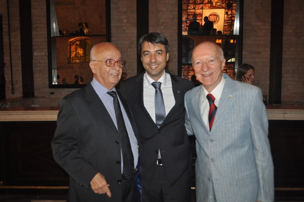 O Diretor de Comunicação da Renault, Caíque Ferreira (no centro), com Bird Clemente e Claudio Carsughi em 10 de dezembro de 2012, no Moinho Eventos, na Mooca, local onde aconteceu a 16ª edição do Capacete de Ouro. Foto: Marcos Júnior/Portal TT