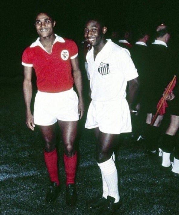 Eusébio e o Rei Pelé em Portugal, quando o Santos venceu o Mundial de Clubes por 5 x 2 contra o Benfica. Foto: reprodução