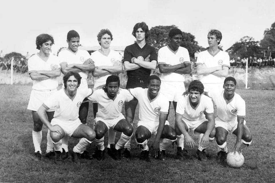 Juvenis do Inter no começo dos anos 70.  Em pé, da esquerda para a direita: Norival, Cedenir, João Pedro, Cláudio, Escurinho II e Falcão.  Agachados: Pedrinho 