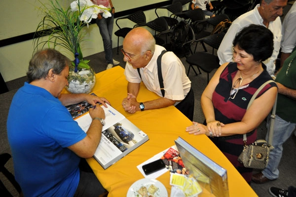 Autógrafo para o casal Bird Clemente e sua esposa Luiza no lançamento do 21º Anuário AutoMotor Esporte, em 05 de março de 2013, na Livrarira Saraiva Mega Store do Morumbi Shopping. Foto: Marcos Júnior/Portal TT