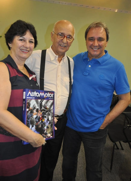 O casal Luiza e Bird Clemente com Reginaldo Leme no lançamento do 21º Anuário AutoMotor Esporte, em 05 de março de 2013, na Livrarira Saraiva Mega Store do Morumbi Shopping. Foto: Marcos Júnior/Portal TT