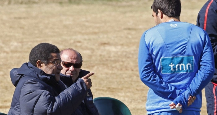 Eusébio, à esquerda, e Antônio Simões conversam em particular com Deco em treino de Portugal. Foto: UOL
