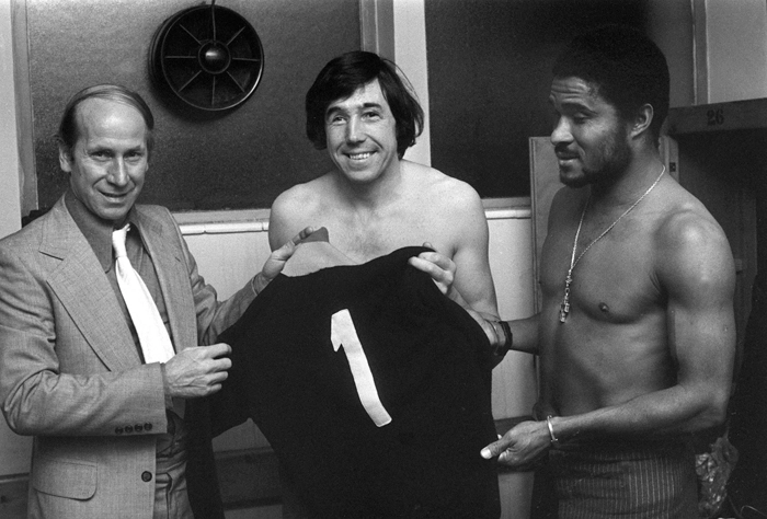 Da esquerda para a direita, Bobby Charlton, Gordon Banks e Eusébio. Foto: Reprodução/In My Ear