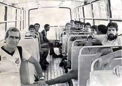 O cenário é o velho ônibus jardineira do Santos, em 1984. Na fileira da direita, da frente para o fundo, o fantástico Rodolfo Rodriguez, Camargo, um jogador não identificado, Edson e Paulo Róbson no mesmo banco, Serginho II, Marola e mais um jogador não identificado. Do lado esquerdo estão: Castilho, o incrível ex-goleiro e à época técnico do Peixe, Flávio, Pedro Paulo e Gersinho.