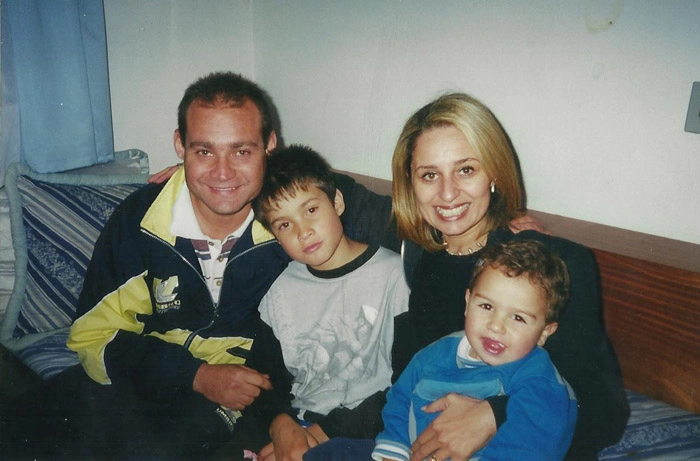 Tato com a esposa e dois filhos