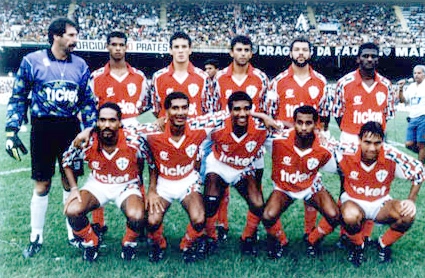 Acima, o time Luso antes de partida contra o Galo, no Mineirão. Em pé: Rodolfo Rodríguez, Zé Maria, Charles, Augusto, Wladimir e Capitão. Agachados: Maurício, Cristóvão, Nílson, Carlinhos e Adil.
