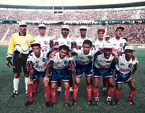 Outro time do Bahia nos anos 90. O goleiro era o ótimo Rodolfo Rodríguez. E naquele ano, em 93, Rodolfo sofreu com o então menino cruzeirense Ronaldo. Na foto, o ponta Naldinho aparece mais uma vez agachado (último da esquerda para a direita). Arturzinho, já experiente, era o meia-direita da equipe (é o segundo agachado). E o centroavante Marcelo Ramos, que estava começando a carreira, é o terceiro agachado
