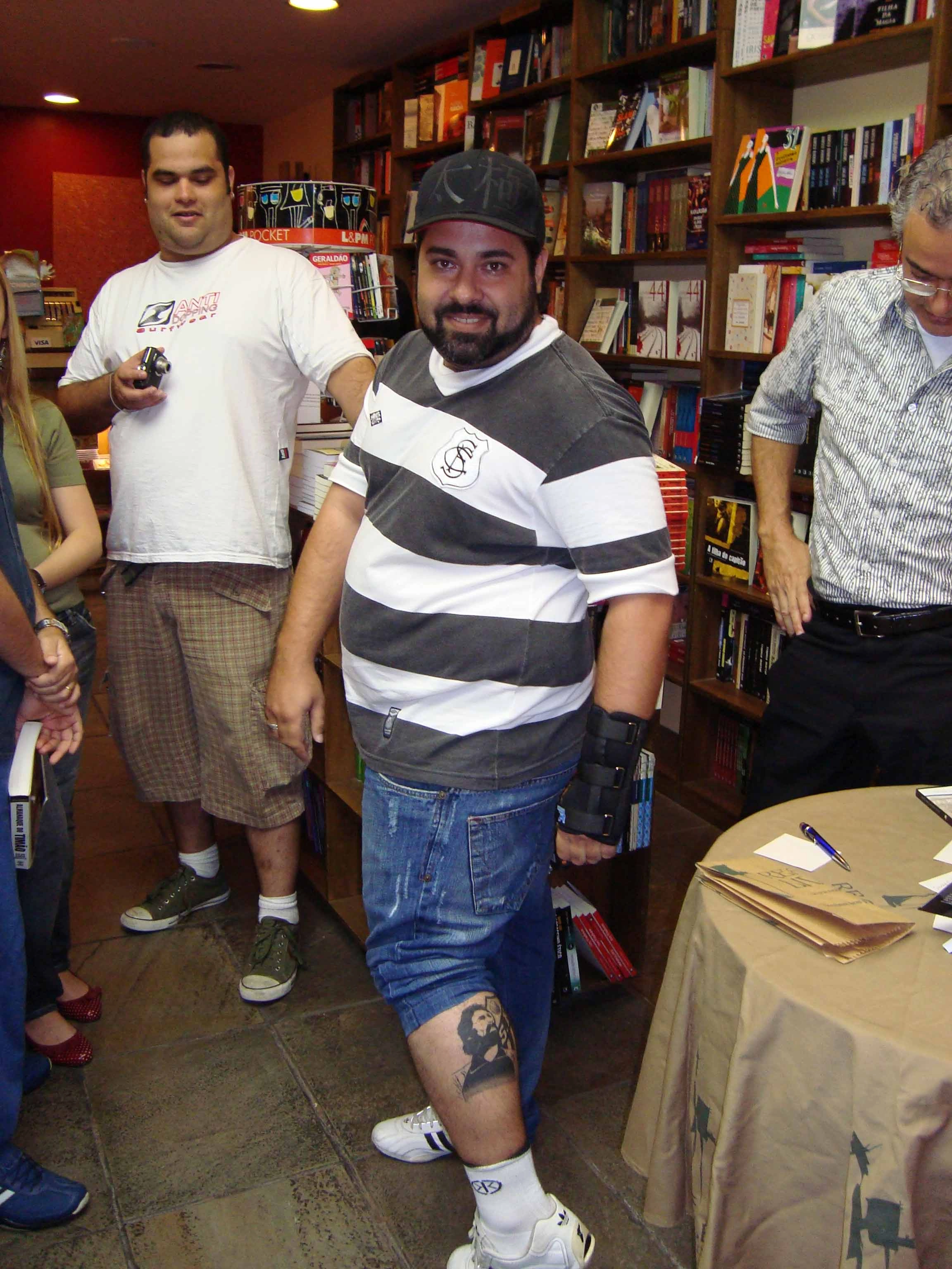 O Santista Fábio Coca fez essa tatuagem incrível de seu ídolo Rodolfo Rodríguez. A foto é do dia 02 de maio de 2009, quando do lançamento do livro 