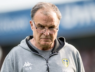 Genial para muitos, irresponsável para os críticos, argentino está perto de devolver o Leeds à Premier League. Foto: Divulgação 