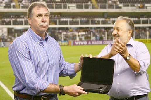 Em 18 de julho de 2010, a direção santista entregou uma placa, alusiva à sequência incrível de defesas de Rodolfo Rodríguez em 14 de julho de 1984, na partida diante do América de Rio Preto. Na foto, ao lado do goleiro, está o presidente do Santos, Luis Alvaro. Foto: site oficial do Santos Futebol Clube