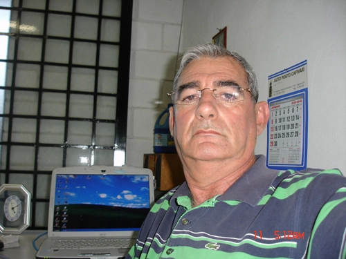 Navarro na sede de sua empresa, a RONA Revestimentos Ltda. 